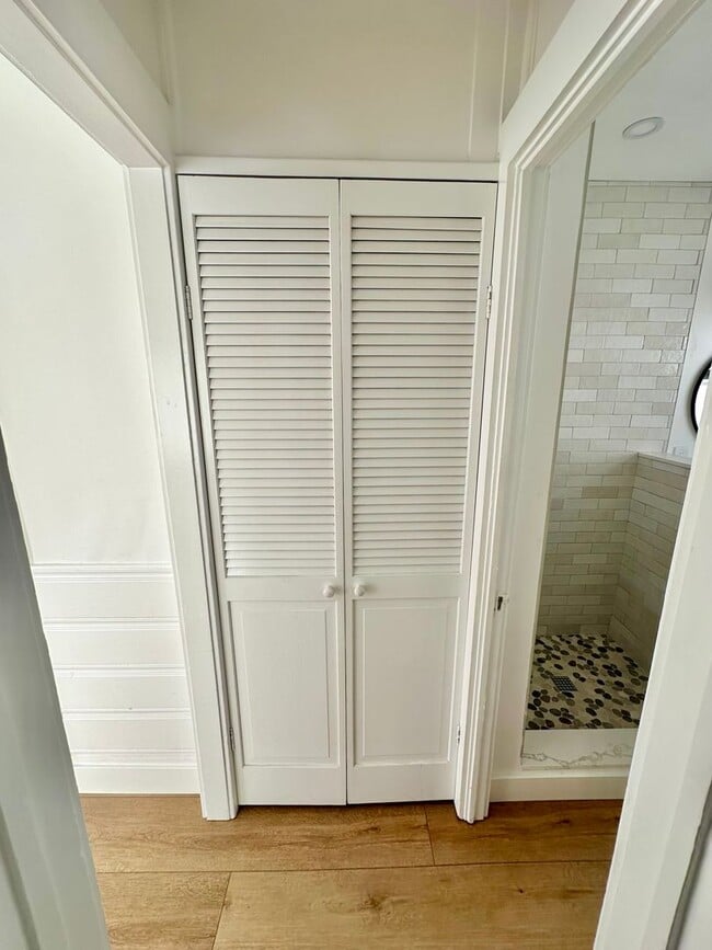 Building Photo - 006th St. Sharp