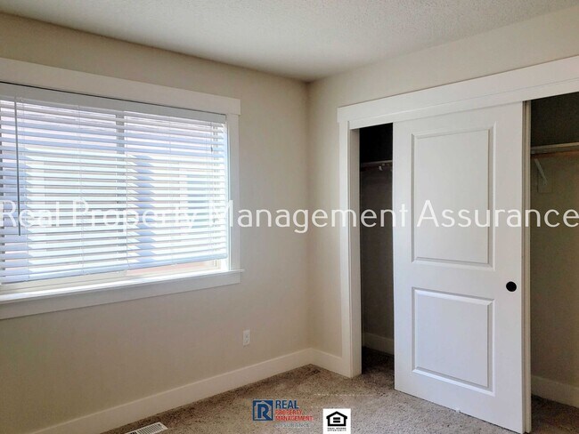 Building Photo - Charming 4 Bedroom!! Move In Ready!