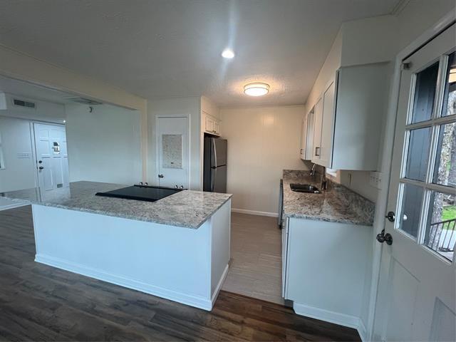 Building Photo - 2331 Live Oak Cir