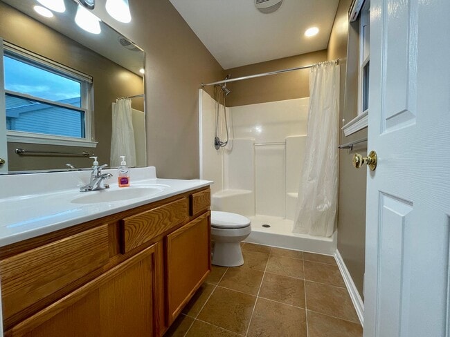 Building Photo - Spacious 4 Bedroom 3 Bathroom home