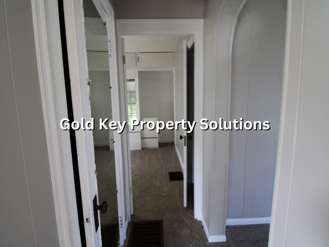 Building Photo - 2 BR 1 BA House with All New Carpet and Pa...