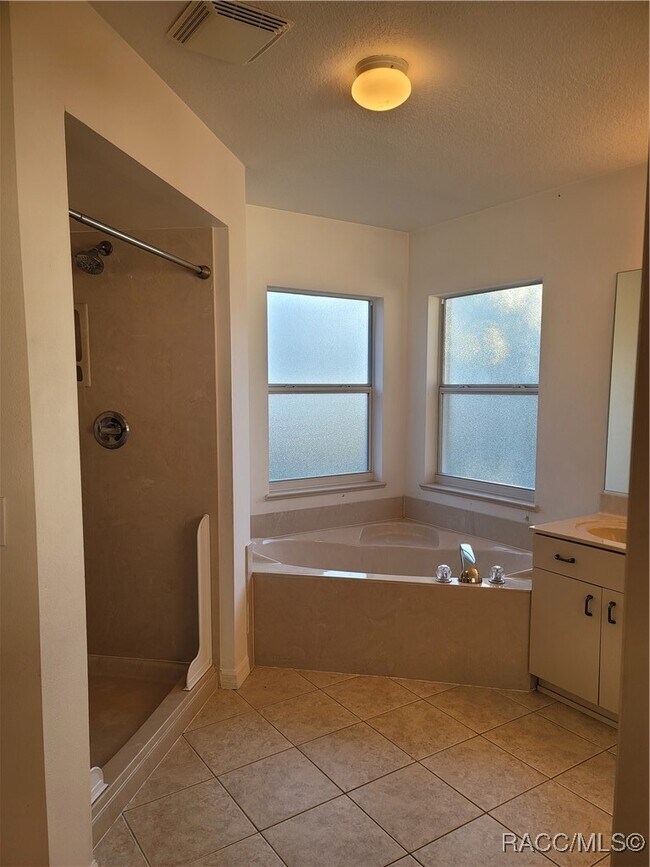 Building Photo - 2122 SW 153rd Loop