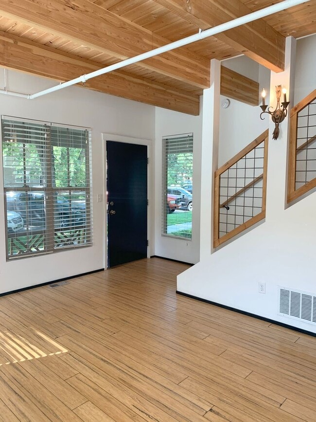 Building Photo - 318-320 W Myrtle