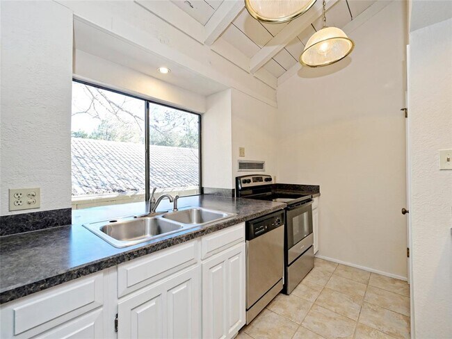 Building Photo - 519 Rock Bluff Dr