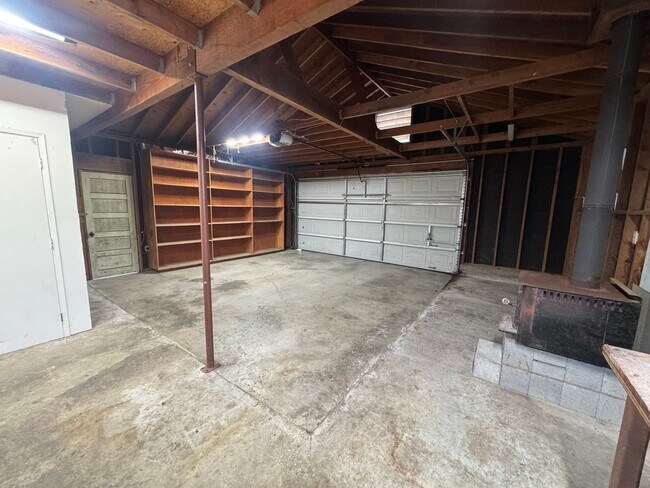 Building Photo - 1336 6th St
