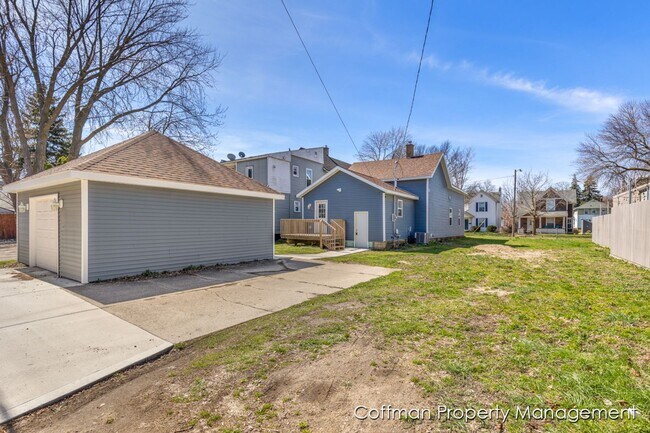 Building Photo - 4 Bed, 2 Full Bath Fully Remodeled Home