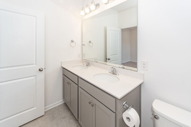 Building Photo - 4 Bedroom, 3.5 Bathroom Townhome in Foxbank Plantation - Moncks Corner
