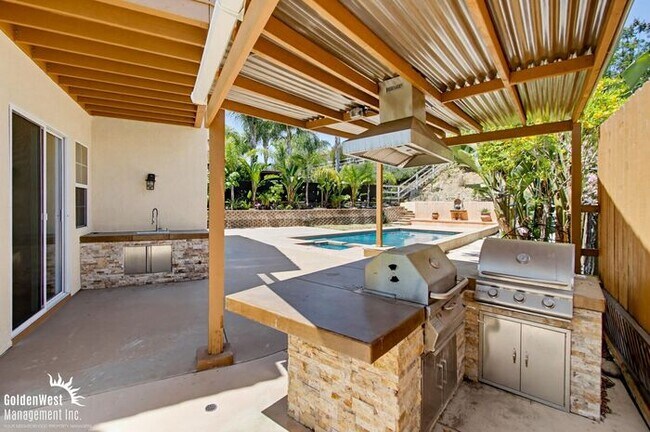Building Photo - Elegant 5Bdm 3Ba Hilltop Home In Fallbrook!