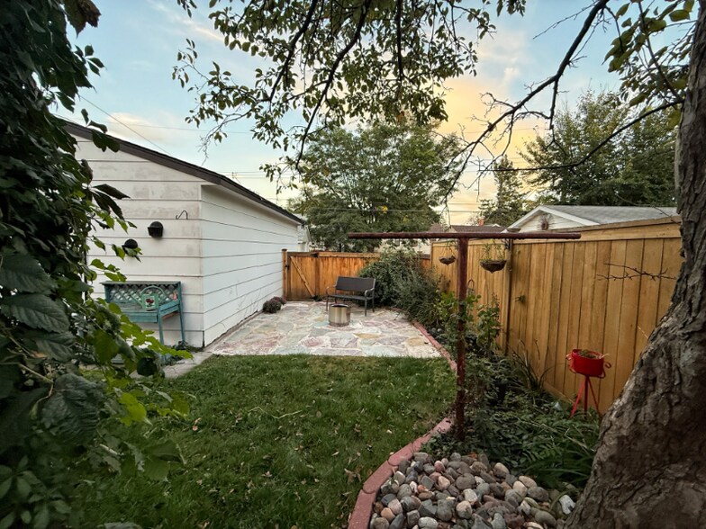 Building Photo - 4033 21st Ave S