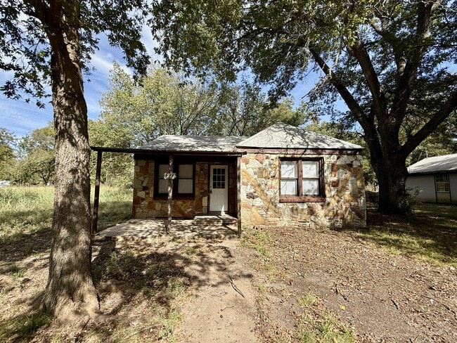 Primary Photo - 1218 W Durant Ave