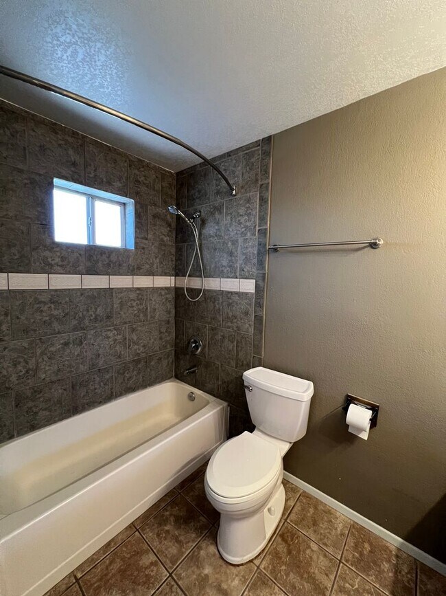 Building Photo - 4 BEDROOM POOL & SOLAR HOME!