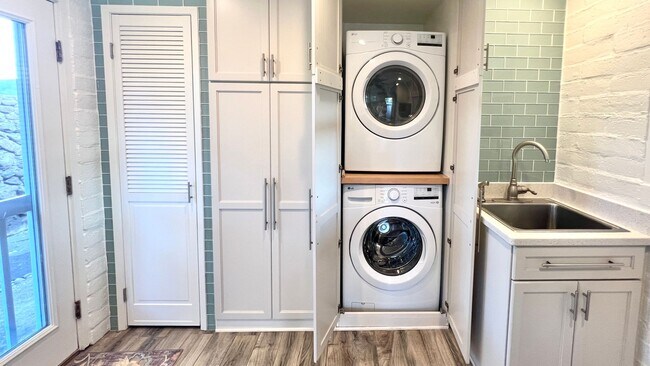 Building Photo - AVAILABLE NOW! 3 BED/2 BATH HOME IN KAILUA W/2 CAR CARPORT, YARD, POOL AND CLOSE TO BEACH!!