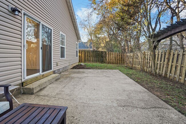 Building Photo - 131 Crestwood Ln