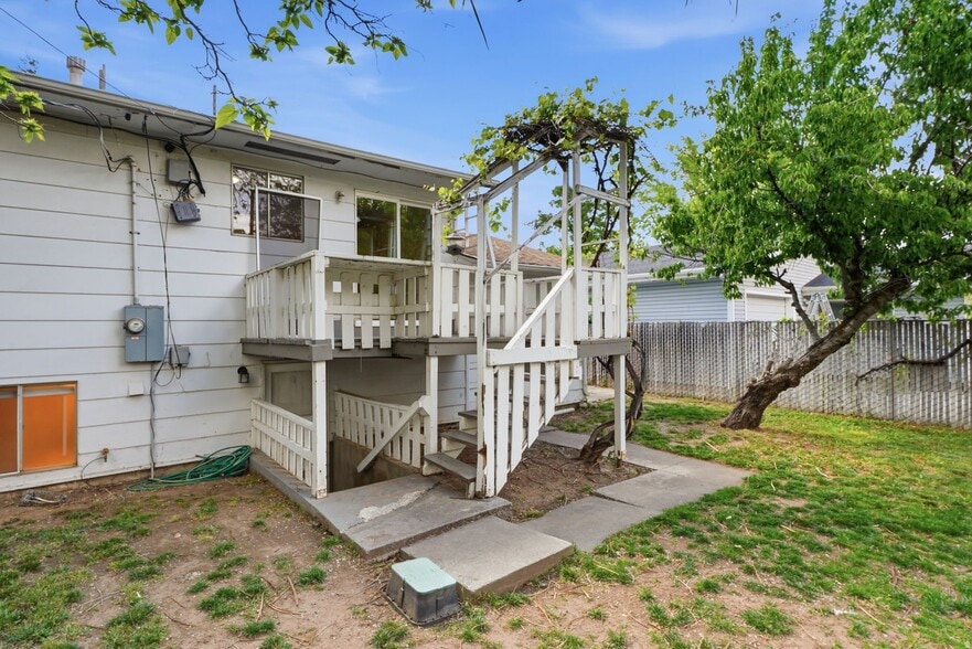 Building Photo - 7059 S 1850 E