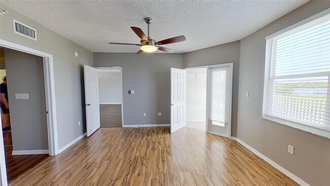 Building Photo - 6495 Shoreline Dr