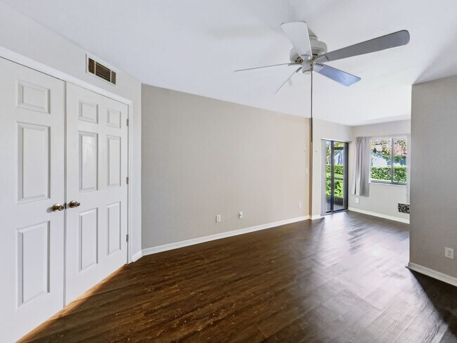 Building Photo - ** COACH HOMES @ BERKSHIRE LAKES ** 2 BED / 2 BATH - 1ST FLOOR CONDO - GARAGE - ANNUAL RENTAL