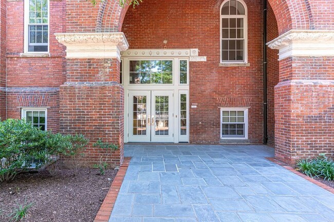 Building Photo - Stunning Capitol Hill One-Bedroom!