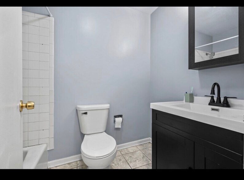 bathroom - 3243 S 49th Ave