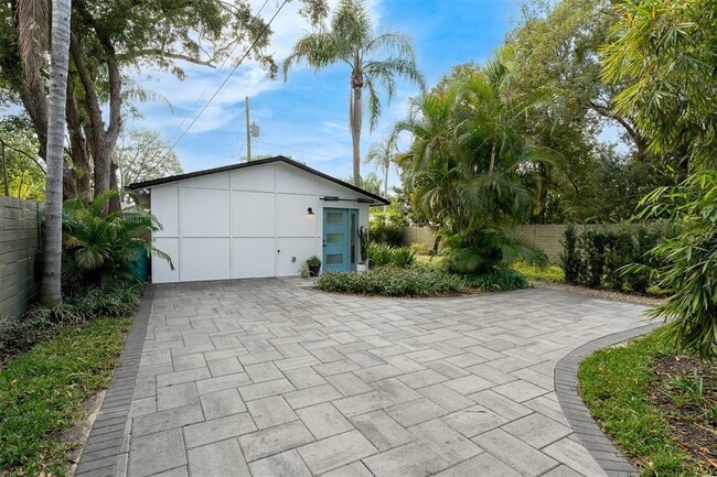 Building Photo - 228 E Harding St