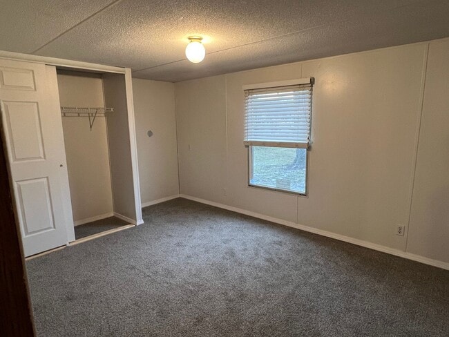 Building Photo - 3 Bed, 2 Bath, Detached Building on 10 Acres!