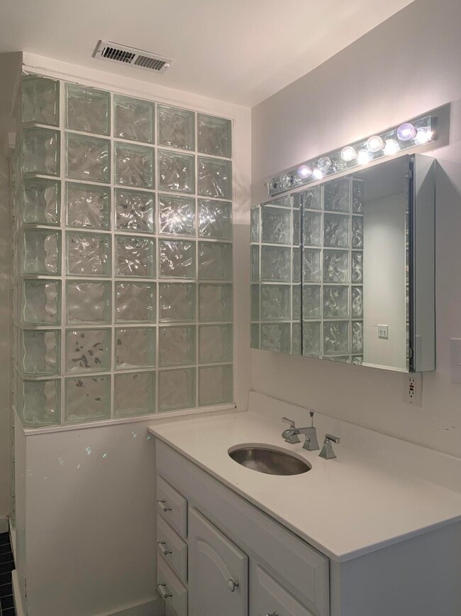 Building Photo - 721 W Main St