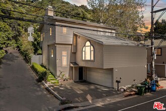 Building Photo - 1110 N Beverly Glen Blvd