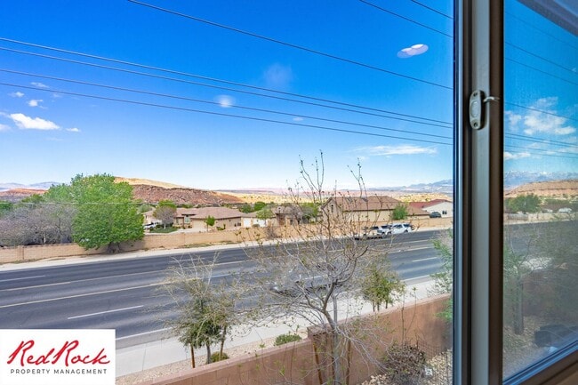 Building Photo - End Unit Fossil Hills Townhome with 3 Beds and 2.5 Baths