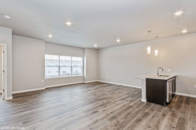 Building Photo - Big Ben Townhomes - 2 Bedroom/1.5 Bathroom