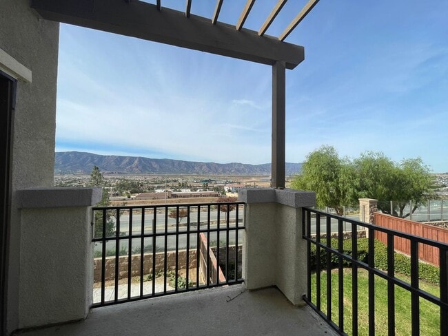 Building Photo - Three Bedroom Two Bathroom Condo in Lake Elsinore