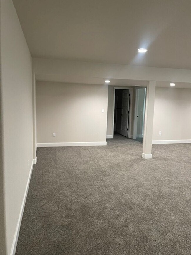 Building Photo - ALL PROSPECTIVE TENANTS MUST SUBMIT A $58 NON-REFUNDABLE APPLICATION FEE PER APPLICANT ONLINE AND...
