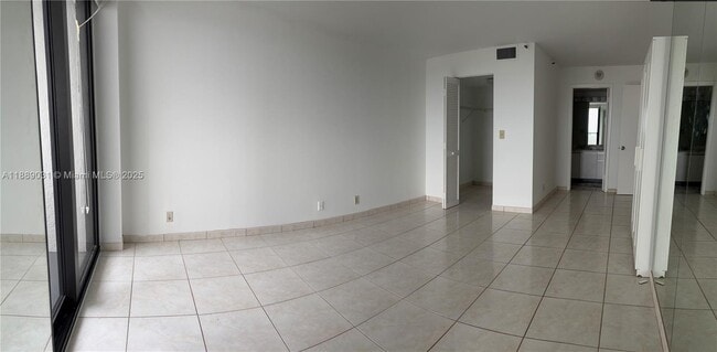 Building Photo - 2555 Collins Ave