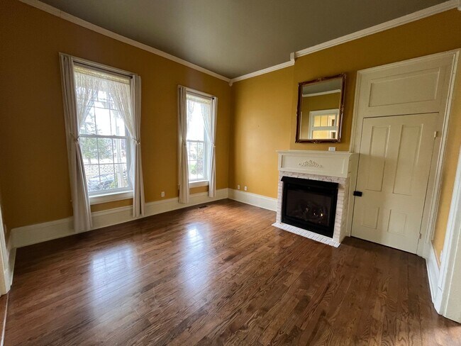 Building Photo - Premium location!  Downtown 3BR 2.5BA with 2 car garage