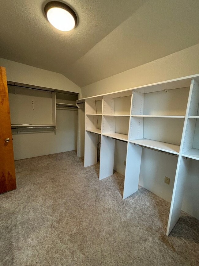 Building Photo - Spacious 4BR, 2.5BA home on 1.3 acres in Orchard Homes