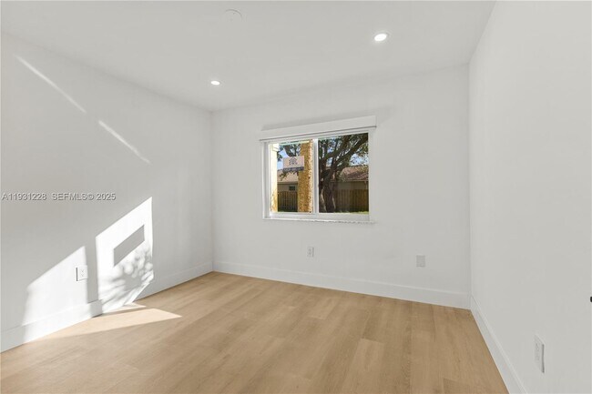 Building Photo - 16859 Crestview Ln