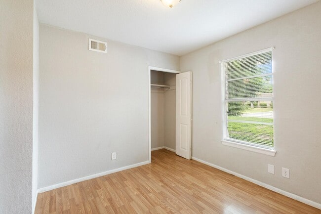 Building Photo - 407 Cicero Ave