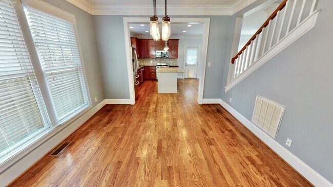 Building Photo - 2213 Roslyn Ave