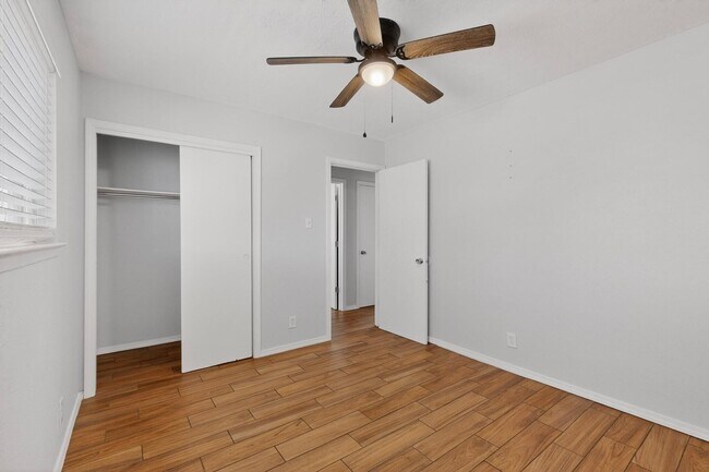 Building Photo - 225 Hanosh Ct SE