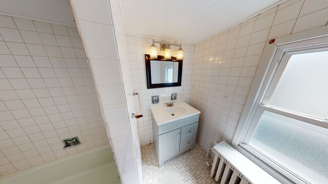 Building Photo - Spacious 2 Bed 1.5 Bath Home with Garage f...