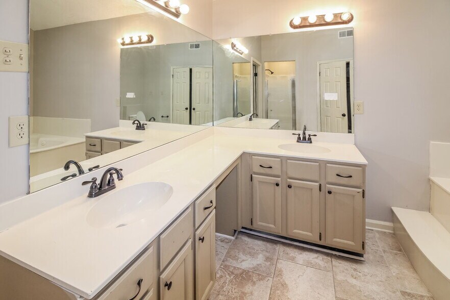 Building Photo - 1104 Fox Trace Cove