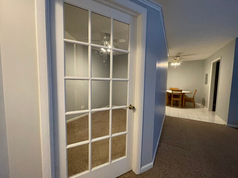 Building Photo - 304 N Carter St