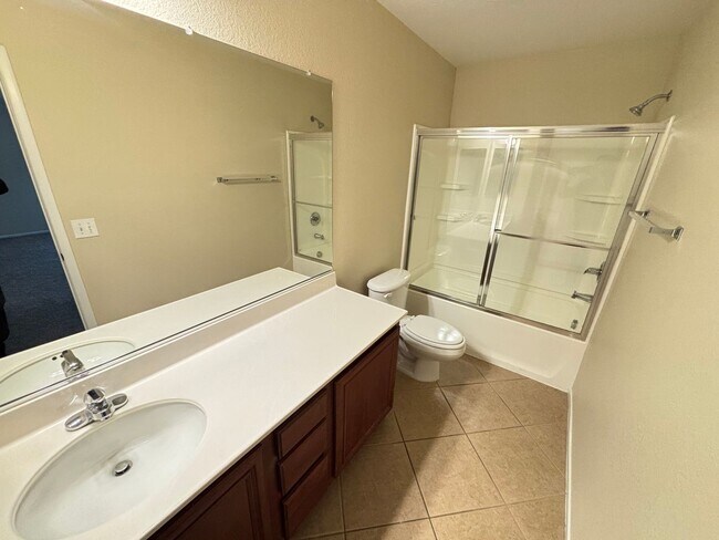 Building Photo - Beautiful 3 bedroom / 2.5 bath home!