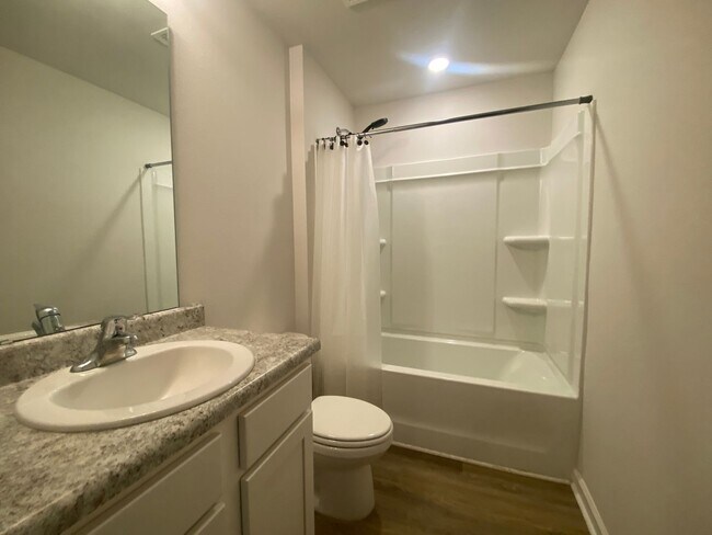 Building Photo - Efficient 4BR Living with Fenced Yard & Convenient Access