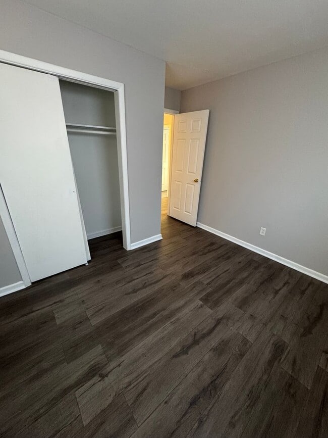 Building Photo - Southeast Indy - 3 BR home