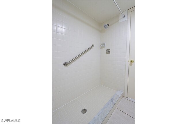 Building Photo - 514 11th Ave S
