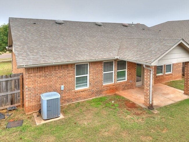 Building Photo - Charming 3-Bedroom Home in the Desirable V...