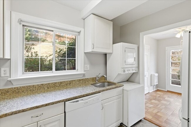 Building Photo - Condo in Parkfairfax community