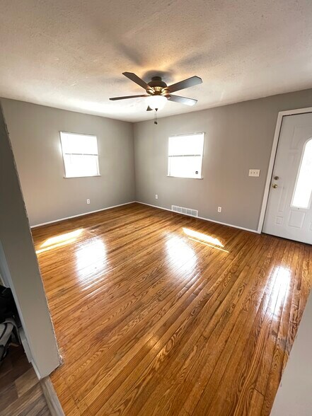 Living room - 3913 Evergreen Ave SE
