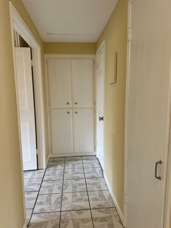 Building Photo - UPSTAIRS 1 BEDROOM CONDO FOR LEASE- GATED ...
