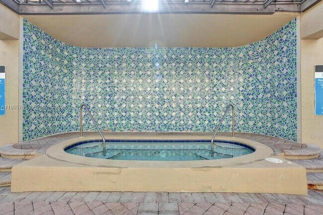 Building Photo - 520 SE 5 Ave