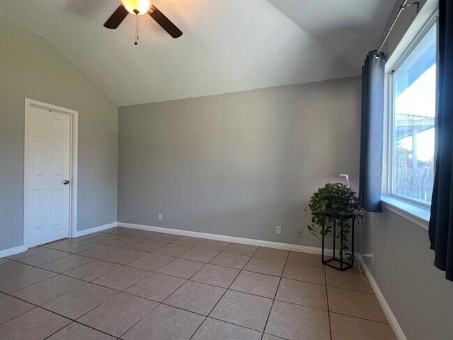 Building Photo - 223 Dana Dr